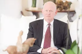 抹黑中国不择手段，刚刚，中国释放明确信号，禁止美国此人入境视频封面