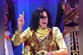 脚受伤还能开演唱会，坐着跳舞也能震撼你，神一样的迈克尔杰克逊视频封面