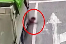 山东一货车碾压女子前行5米，竟毫无察觉！监控拍下悲惨全过程视频封面