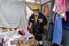 父子送外卖中午挣800块，看到老爸刚进门的样子，安哥心疼坏了视频封面