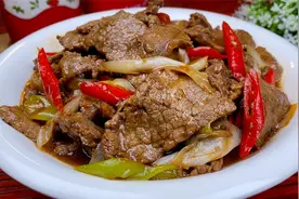 葱爆牛肉很多人做错了，教你几个小技巧，出锅葱香肉嫩，真解馋