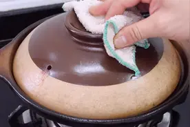 广东人都爱吃的一锅排骨煲，做法原来这么简单，脱骨入味汁都吃光