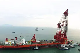 突飞猛进！中国造出“最大”的起重船，排水量高达25万吨！视频封面