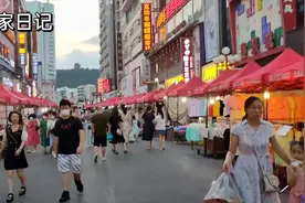 实拍湖北荆门最热闹的步行街，好多人来逛街，小姐姐特别多视频封面