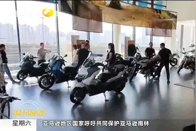 西安“禁摩令”解禁后，摩托经销商销售火爆，车管所上牌排起长龙视频封面