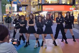 台北美女在街头跳舞拍抖音，跳的还可以，第三角度，越看越有意思视频封面