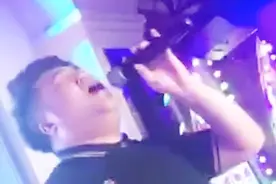 小伙失恋了！KTV翻唱一首《流着泪说分手》，唱得肝肠寸断啊！