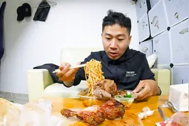 下雨天奔跑在送单的路上，下班吃份牛肉凉拌面，加两个鸡腿视频封面