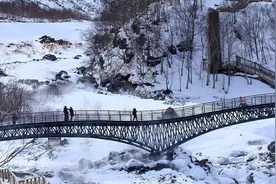 2米雪墙！长白山连降4天大雪封山，工作人员：去趟卫生间都不易视频封面