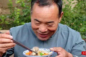 头回见这么炖羊汤的，食叔做“清汤羊肉”，老婆喝了一碗还嫌不够