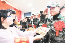 退伍军人发的“光荣牌”有什么意义？老兵对它是格外珍惜视频封面