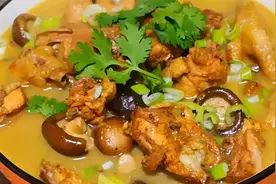 小鸡炖蘑菇这样做最好吃，鸡肉香而不柴，汤汁浓郁，上桌汤都不剩视频封面