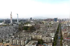 航拍安庆石化厂，从长江边空中俯瞰，整个厂区与城市连成一片视频封面
