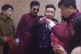 实拍：农村结婚现场，伴郎伴娘真会玩，新郎竟然被整的团团转视频封面