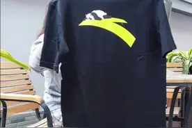 这件#安踏 女款Tee上的熊猫Logo有意思了！视频封面