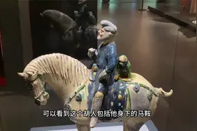 三彩胡人骑马载猴俑