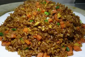 酱油炒饭怎么做最好吃，饭店大厨教你正确做法，香气四溢超好吃视频封面
