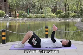“壶铃仰卧推胸”真的厉害，每天坚持30下，改善拜拜肉，胸部饱满