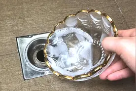 下水道口倒一碗，异味飞虫立马全消失，方法简单实用，回家试试吧