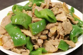 青椒炒肉片的正确做法，大厨教你一个技巧，肉片嫩滑一点都不粘锅