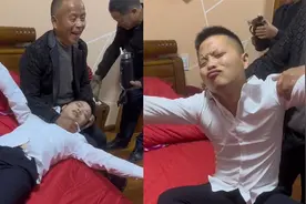 男子新婚之夜喝醉过于激动，坐在床上疯狂找妻子：要抱抱要亲亲！视频封面