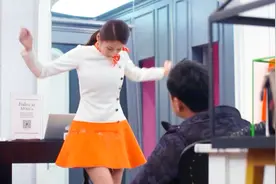 土豪小伙可真够霸道，为了让姑娘穿自己买的衣服，竟直接泼咖啡！