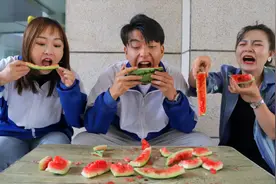 搞点儿乐：1000元一个的西瓜，你会怎么吃？老师的表现太搞笑了！