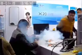 #监控下的火灾# 给手机换电池时突然冒烟起火，看店主们如何应对视频封面