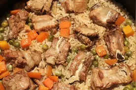 懒人版排骨焖饭的家常做法，排骨的香味融入米饭里，开盖瞬间真香