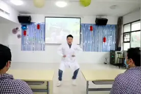 为了病人豁出去了！医生为让精神病患者尽快康复跳狒狒舞视频封面