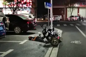 马路边有人骑车晕倒,小伙犹豫先打110还是120,最后为什么不管了？