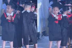 男孩幼儿园毕业典礼上，给妈妈“炫耀”毕业证书，小表情逗乐众人视频封面