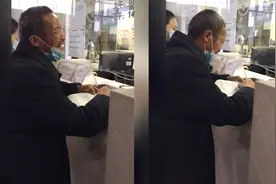 四川南充，老人在医院放声痛哭，网友：愿所有人被世界温柔以待视频封面