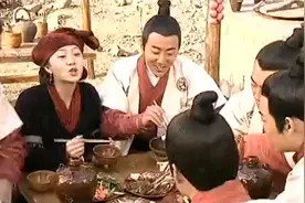 薛仁贵：一群人和姑娘吃饭，周青只给采儿夹菜，兄弟们看不下去了视频封面