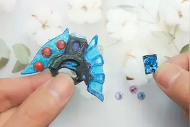 模型：泽塔奥特曼迷你升华器，放入小勋章，旋转一下太好玩