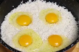 鸡蛋打入大米中，想不到这么好吃，学会这做法，我家5天一袋大米