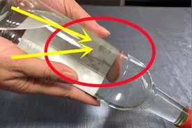 如何选购优质白酒？教你一招，真假酒立马现形，买酒记得用这招视频封面