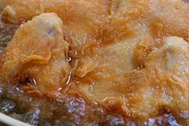 自制脆皮炸鸡：教你在家如何腌制嫩鸡，外皮酥脆好吃，做法简单！