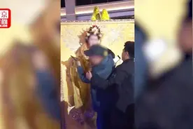 醉酒老汉强搂景区女演员合影 当事人：搂着我不放 推都推不开视频封面