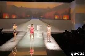 白色泳衣若隐若现，展现完美身材，艳压群芳视频封面