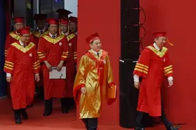 气场炸裂！中科大毕业典礼“院士天团”出场 一字站开画面太震撼