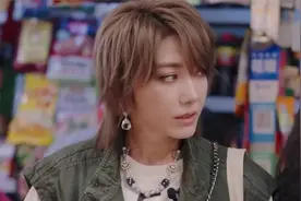 别看张予曦瘦身材真有料，黑色吊带尽显事业线，我一个女生都喜欢