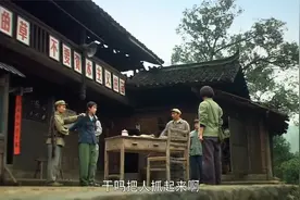 外地姑娘来找人，却被村领导抓住欺负，没想她是全村的恩人视频封面