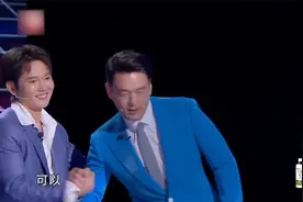 王耀庆孟鹤堂同台斗舞，一个比一个妖娆，抖臀扭胯画面太辣眼！视频封面