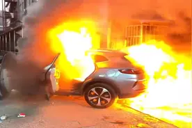 比亚迪宋突发自燃，卓越灭火系统瞬间控火视频封面