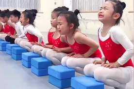 舞蹈班孩子的拉伸训练，痛感高达7级,一字马训练堪比受刑