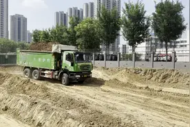 追踪丨“地王窝”告别“泥巴路”新郑龙湖四中周边道路将贯通视频封面