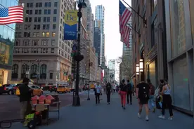 傍晚漫步游美国🇺🇸纽约曼哈顿第五大道，体验美式都市繁华与魅力视频封面