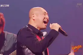 周晓鸥不愧是摇滚老将，与张碧晨互飙高音，一首歌炸全场！