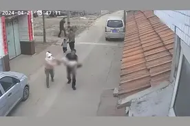 8岁女童溺水被大爷救起 妈妈带全家上门磕头跪谢恩人视频封面